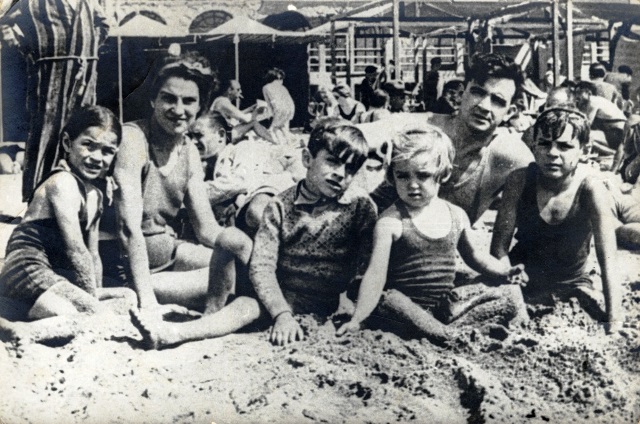 Foto de Ernestito junto a sus padres y hermanos en un paseo a la playa. Fondos BNCJM.